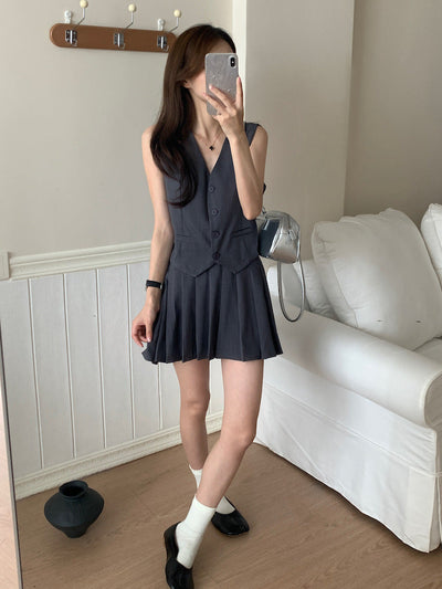 old money style V-neck vest + pleated skirt suit