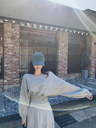 Off-shoulder crop sweater & swing skirt suit