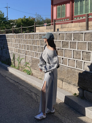 Off-shoulder crop sweater & swing skirt suit