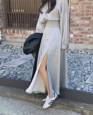 Off-shoulder crop sweater & swing skirt suit