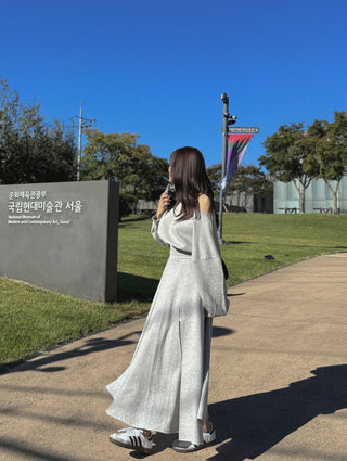 Off-shoulder crop sweater & swing skirt suit