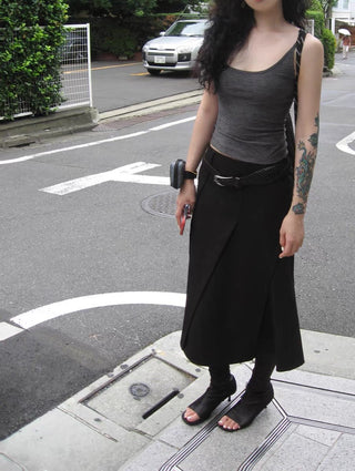 Slim-fit mid-low waist asymmetric skirt