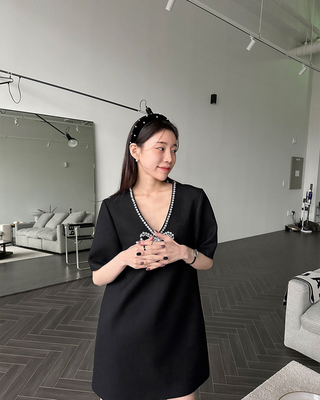 Diamond inlaid  V-neck black dress