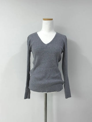 V-neck knit tee