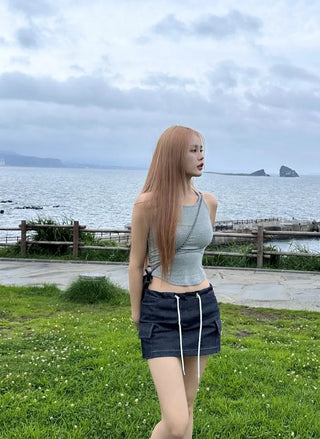 Low string denim skirt