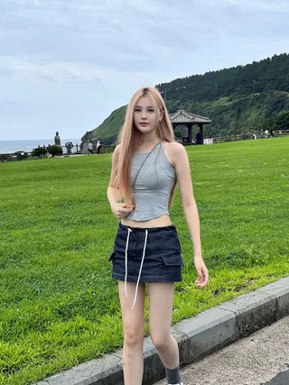 Low string denim skirt