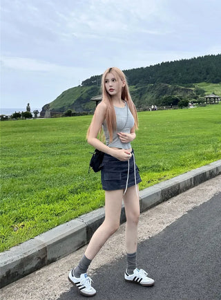 Low string denim skirt