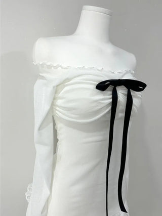 Ribbon lace off-the-shoulder tee