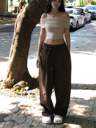 Pin-tuck cut training pants