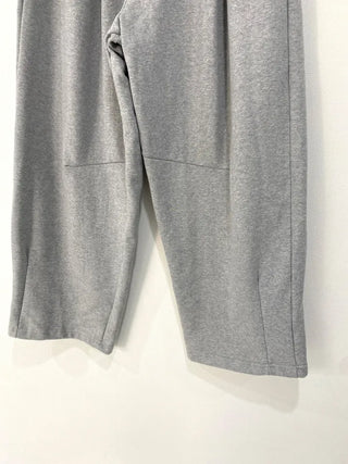 Pin-tuck cut training pants
