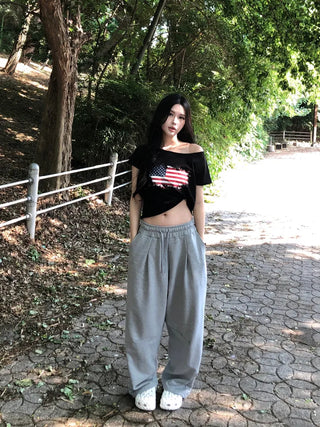 Pin-tuck cut training pants