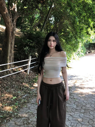 Pin-tuck cut training pants