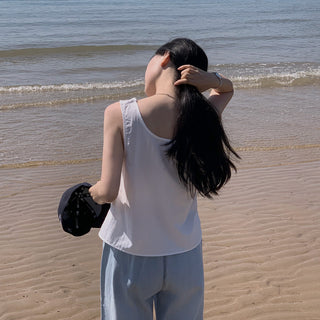 V-neck sleeveless Top