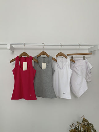 U-neck sleeveless top