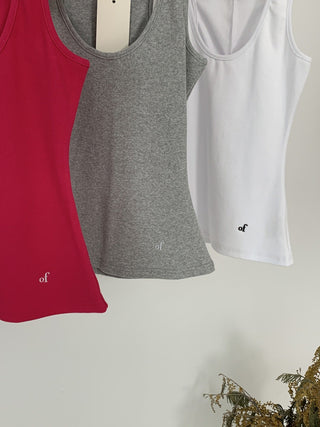 U-neck sleeveless top
