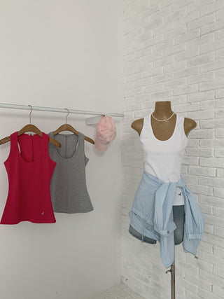 U-neck sleeveless top