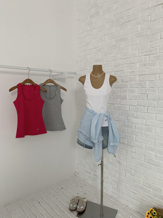 U-neck sleeveless top