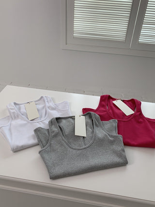U-neck sleeveless top