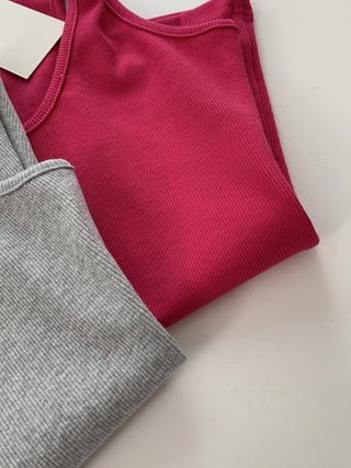 U-neck sleeveless top
