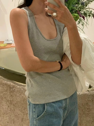 U-neck sleeveless top