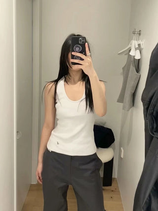 U-neck sleeveless top