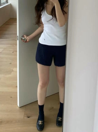U-neck sleeveless top