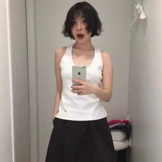 U-neck sleeveless top