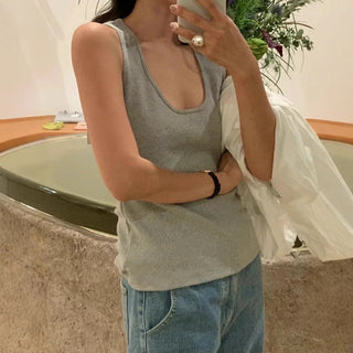 U-neck sleeveless top