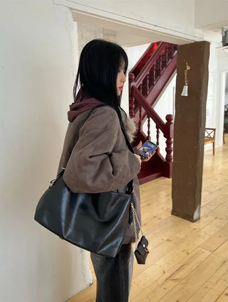 Big chain shoulder bag