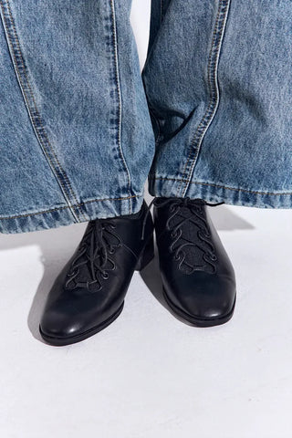 Lace-up flat shoes