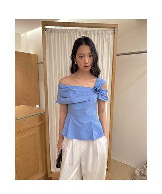exposed shoulder shirt