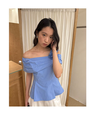 exposed shoulder shirt