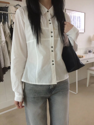 Two-button cut-out shirred busquet long-sleeve shirt