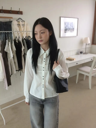 Two-button cut-out shirred busquet long-sleeve shirt
