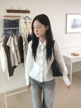 Two-button cut-out shirred busquet long-sleeve shirt