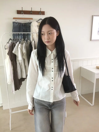 Two-button cut-out shirred busquet long-sleeve shirt