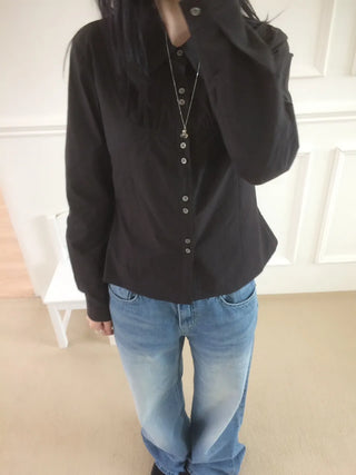 Two-button cut-out shirred busquet long-sleeve shirt