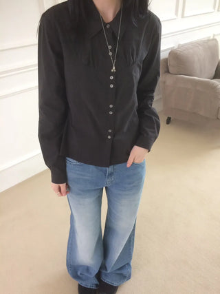 Two-button cut-out shirred busquet long-sleeve shirt
