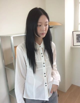Two-button cut-out shirred busquet long-sleeve shirt