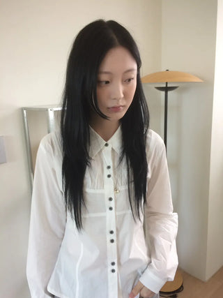 Two-button cut-out shirred busquet long-sleeve shirt