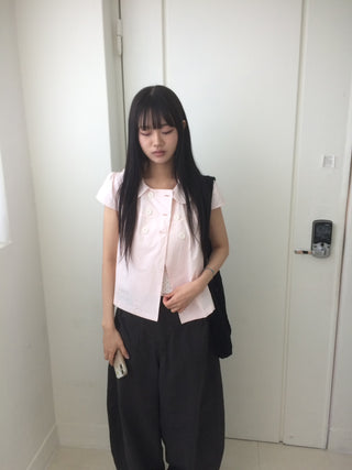 Light pink cap, round collar, double-button, cut-out short-sleeve shirt