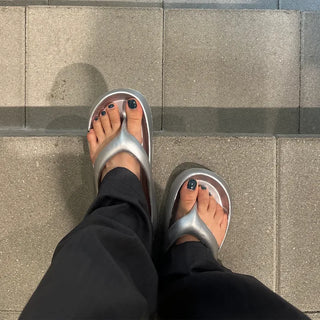 Voluminous thong sandals