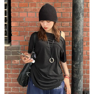 Loose off-shoulder T-shirt