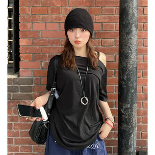 Loose off-shoulder T-shirt
