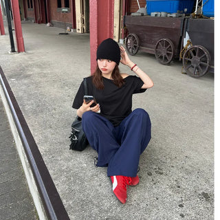 Loose off-shoulder T-shirt