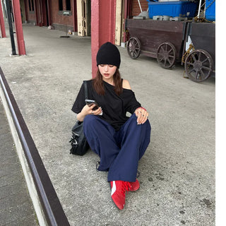 Loose off-shoulder T-shirt