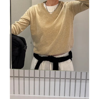 Simple V-neck knit