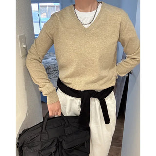 Simple V-neck knit