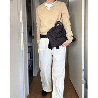 Simple V-neck knit