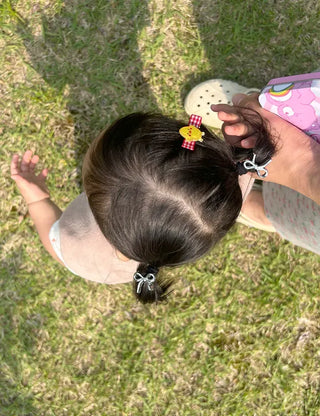 Set of mini elastic hair ties for children and girls.